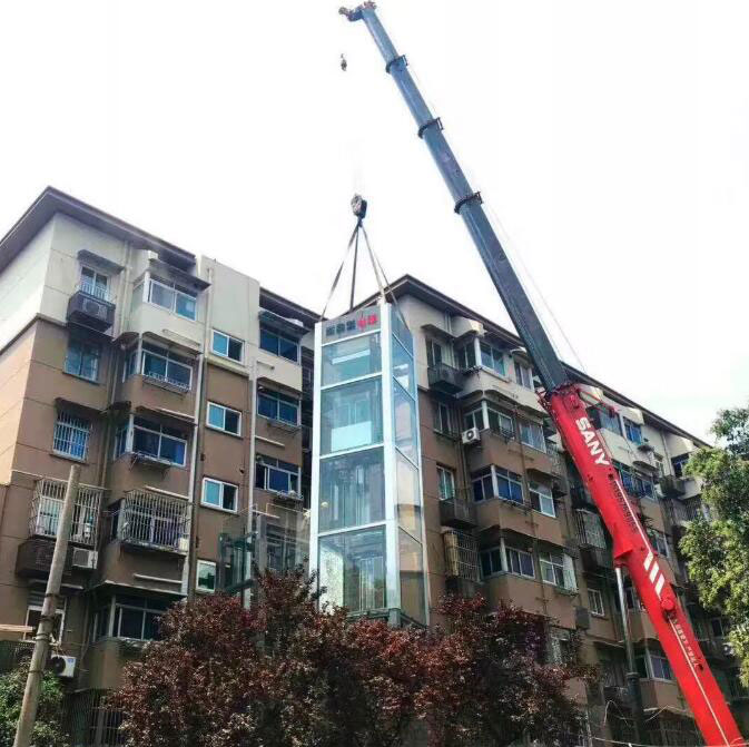 小區(qū)內(nèi)實(shí)施吊裝電梯作業(yè)